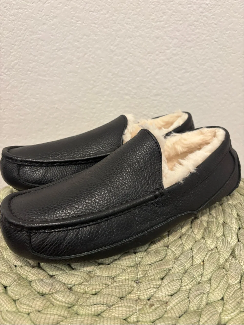 NEW UGG Ascot Men's Black Leather Moccasin Slip-On Loafer Size 10